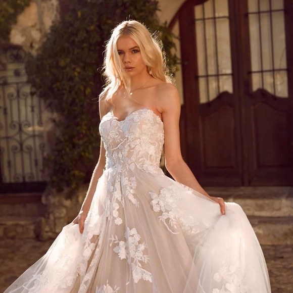 Arya Couture Wedding Dress. Never worn. - Picture 3 of 12